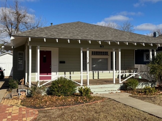 Building Photo - 2 bed 2 bath historic remodeled home with ...