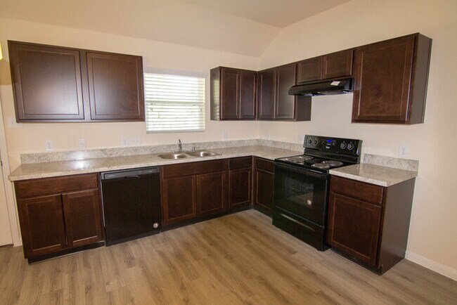 Foto del edificio - Pierce Junction Village - 14470 Platzer Dr...