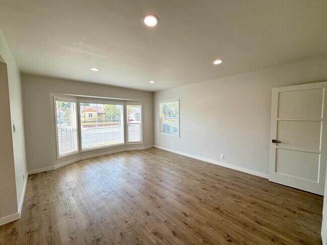 Foto del edificio - Beautifully Remodeled 3 Bedroom Home in Ci...
