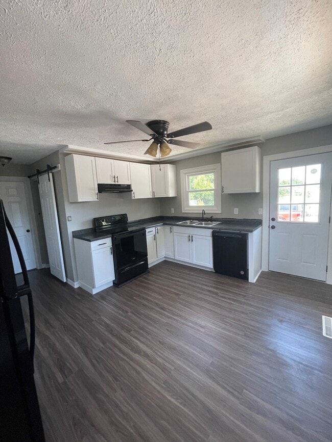 Kitchen - 3052 S Franklin Ave