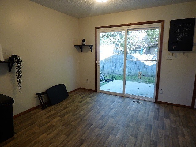 Building Photo - Beautiful Half Double in Worthington