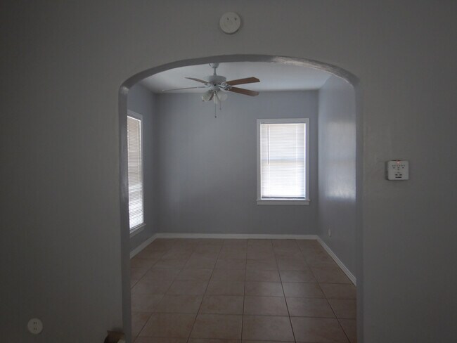 Foto del edificio - 614 W Atkins Ave