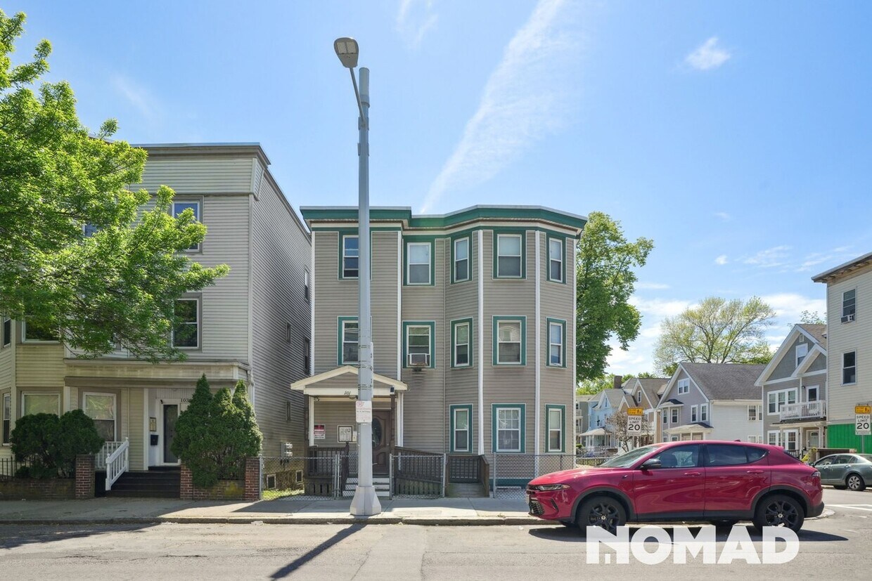 Foto principal - Charming 4BR Duplex in Dorchester