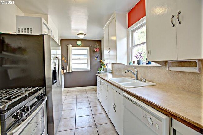 Cocina - 8124 SE Market St