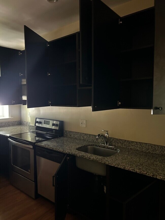 Building Photo - 3 bedrooms 2 bathrooms