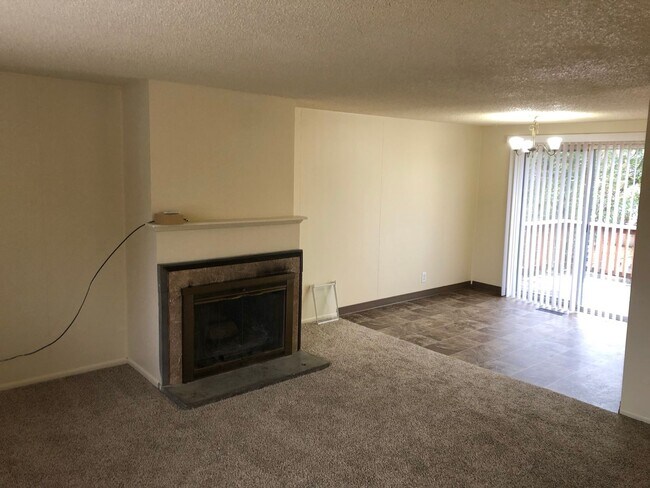 Foto del edificio - Large 3 Bed, 2 Bath Split Level Home in Newberg- Landscaping Included