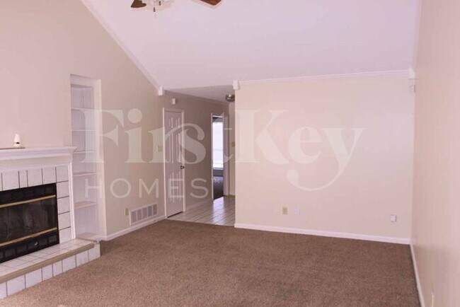 Foto del edificio - 4577 Bassett Hall Dr