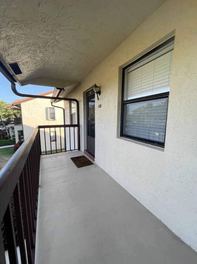Foto del edificio - 4682 Lucerne Lakes Blvd