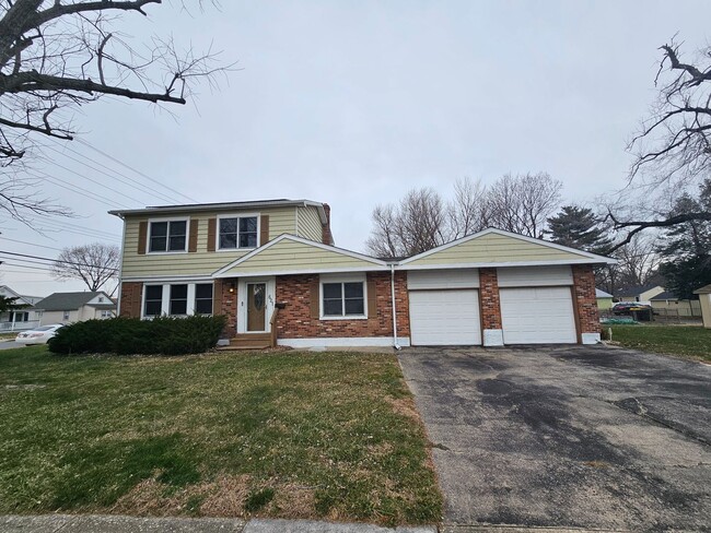 Building Photo - 621 William St