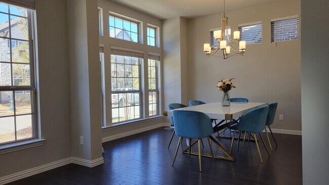 Building Photo - 6901 Royal View Dr