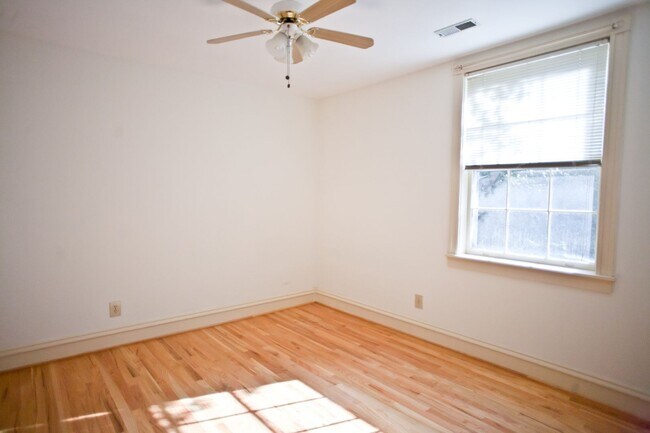 Foto del edificio - Beautiful condo with sunroom and hardwood floors - Short term lease only!