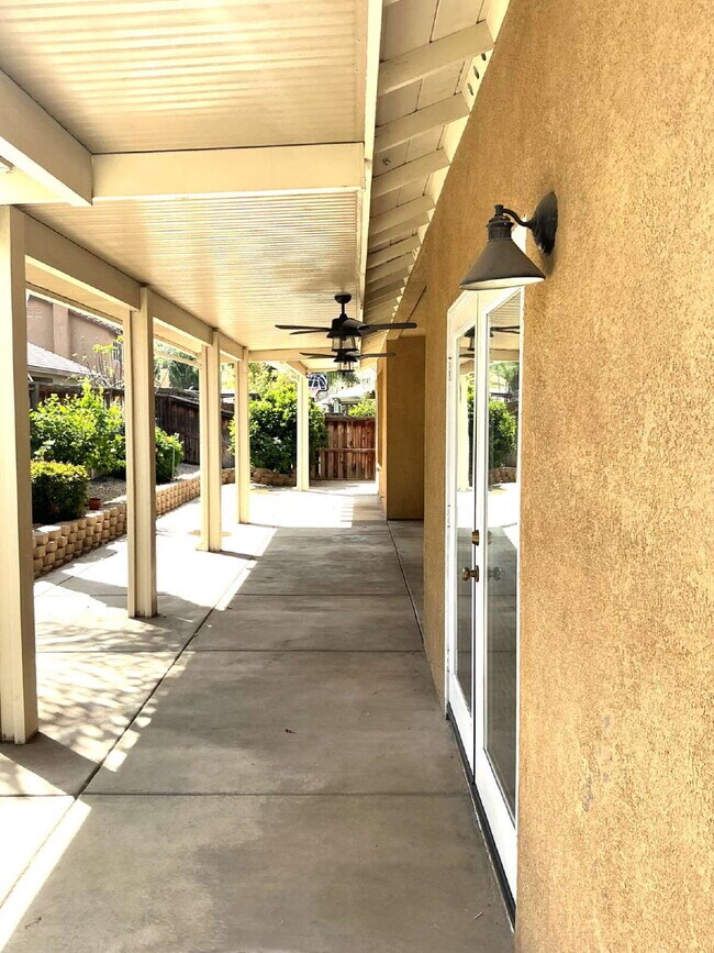 Foto del edificio - Beautiful 5 Bedroom Home in Desirable Stoney Mountain Ranch – Now Available!