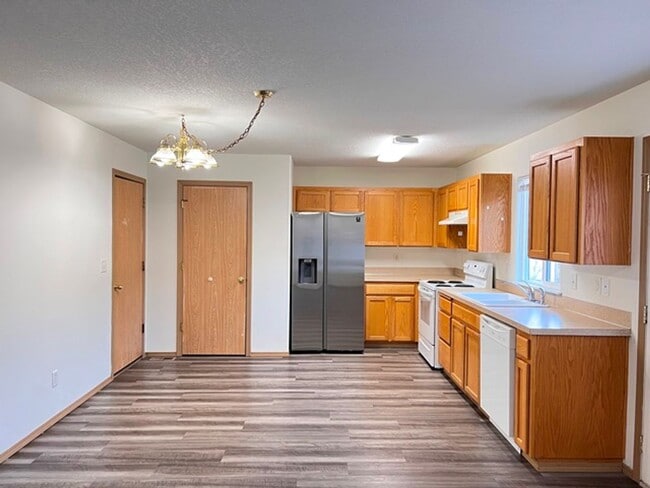 Building Photo - 2Bd/1.5Ba Two Story House - Available to V...