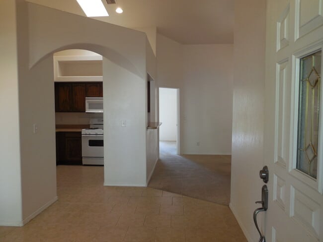 Building Photo - 2 BEDROOM TOWNHOME AVAILABLE NOW!