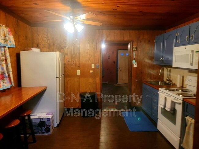 Building Photo - 247 Mountain Rd