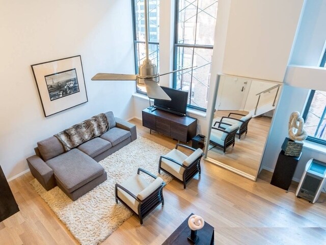 Foto del edificio - 245 E 37th St