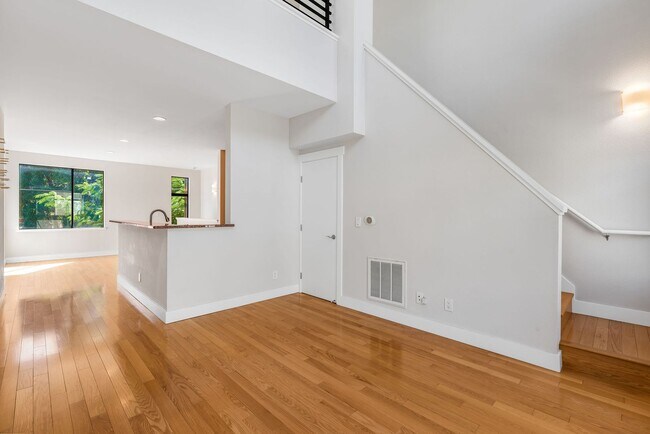 Building Photo - Modern 2BD/2BA Townhome w/ Private Yard, Garage & Smart Features — Near Downtown Oakland
