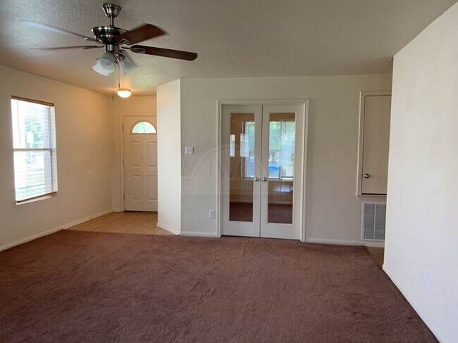 Building Photo - 2204 Price Dr
