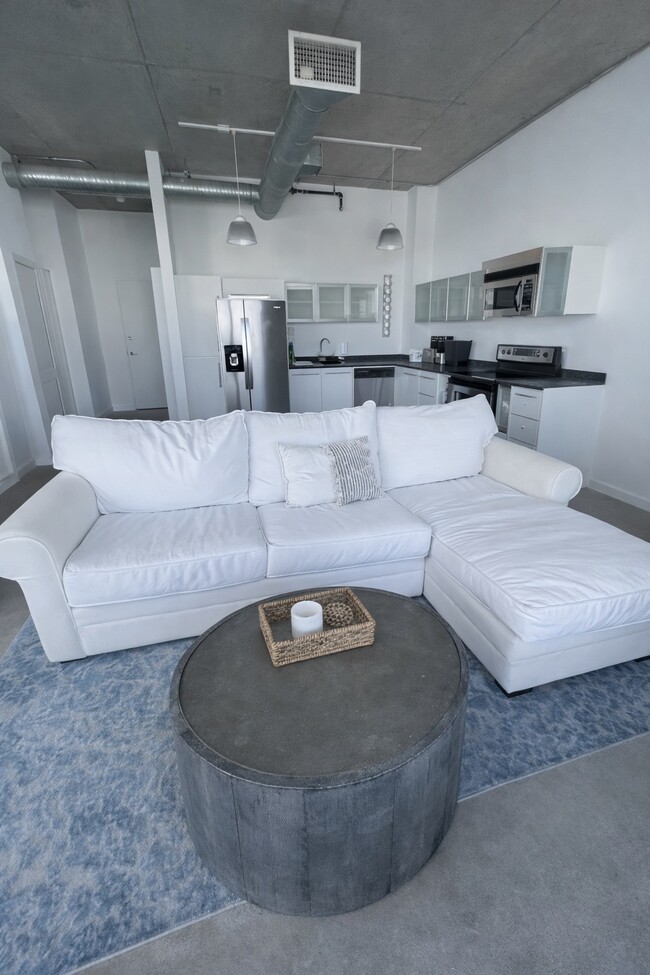 Building Photo - 10 SW South River Dr