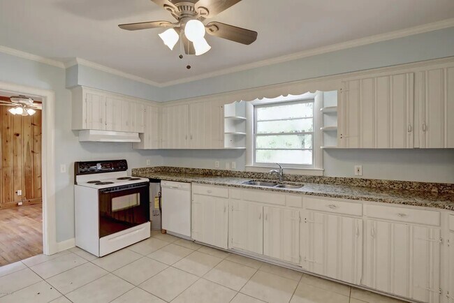 Foto del edificio - 211 Oak Leaf Dr