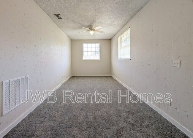 Building Photo - 8223 Hewitt St