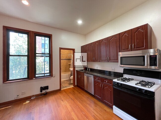 Foto del edificio - NO FEE Huge 2 Bed flex + Laundry Starr St