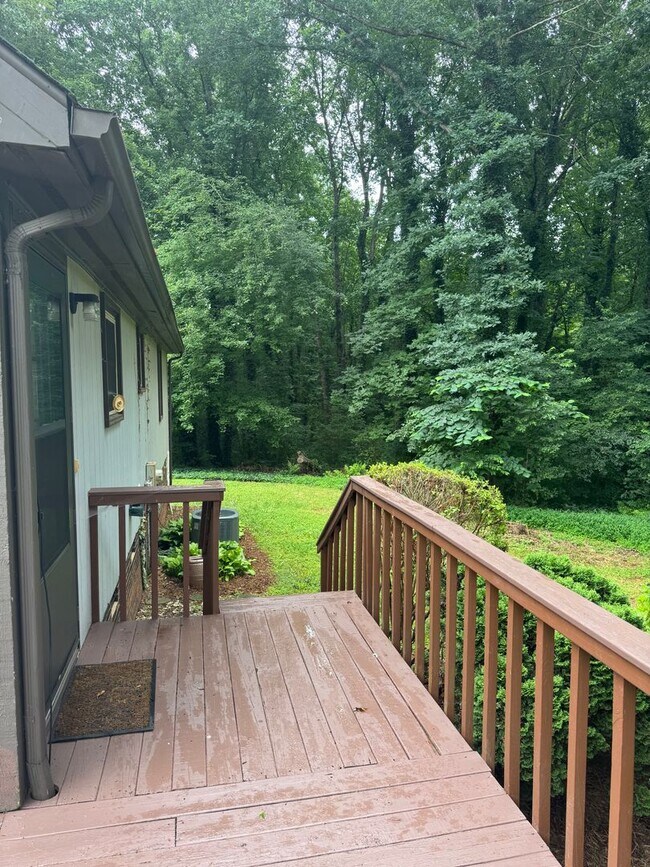 Foto del edificio - Bright & Charming 3BR Ranch Home in Newton – Vaulted Ceilings & Large Deck