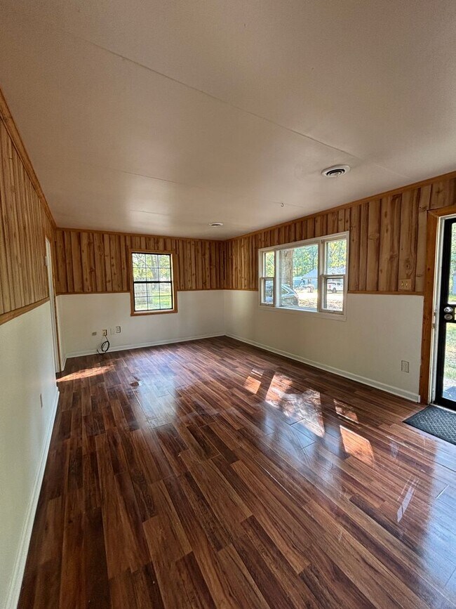 Foto del edificio - 3 bdrm 1 Bath home near Millington Elementary