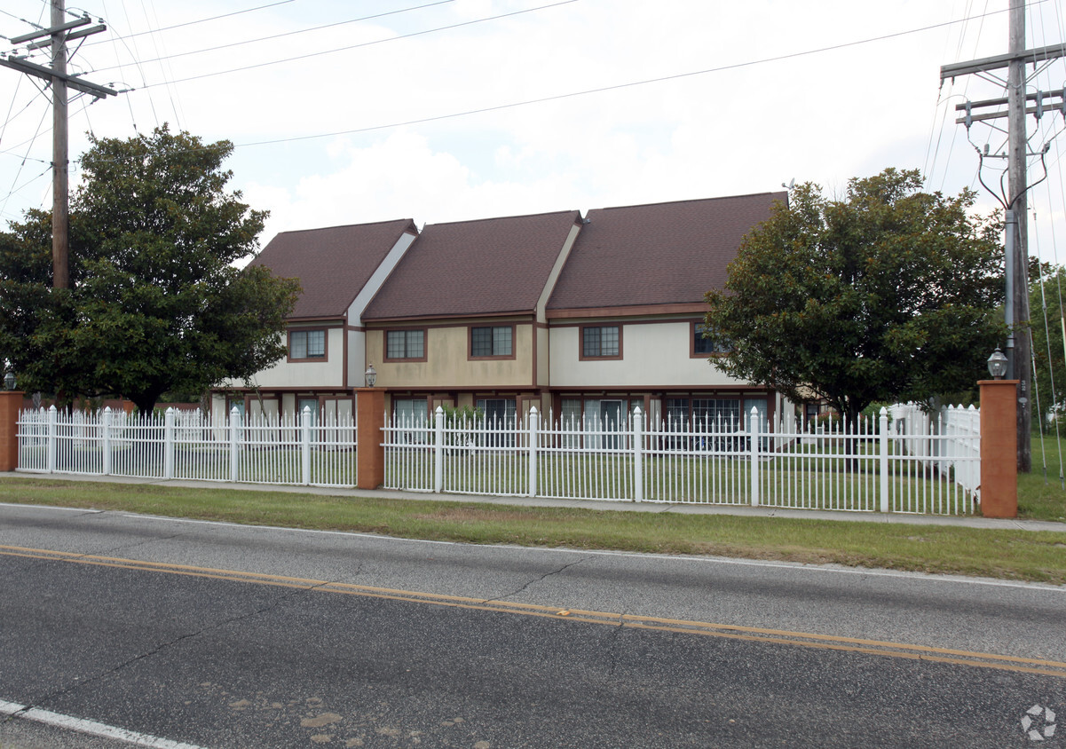 Primary Photo - Pine Grove Townhomes