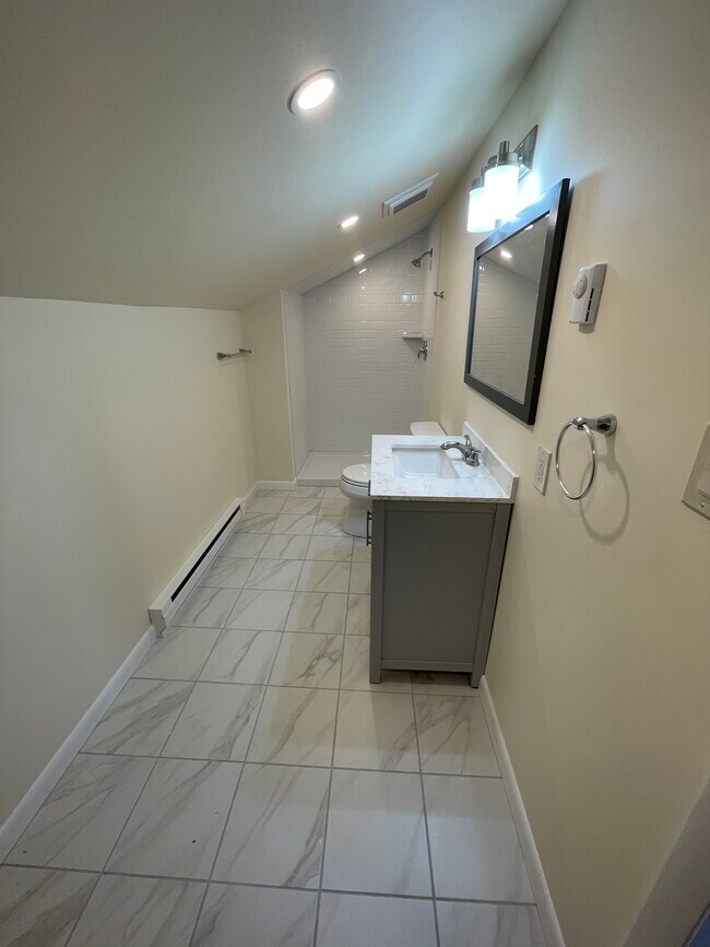 Upstairs bath - 915 Levengood Rd