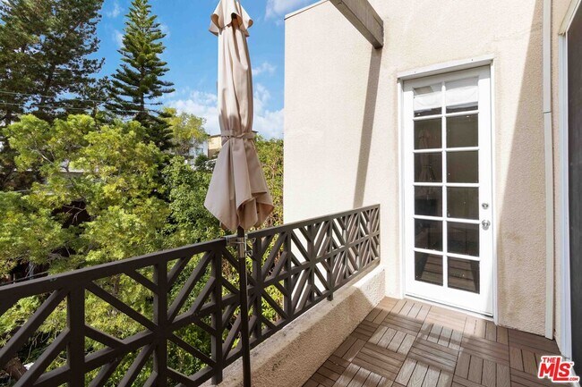 Foto del edificio - 1875 S Beverly Glen Blvd