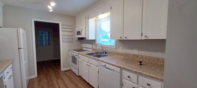 Building Photo - 206 S Hillcrest Dr