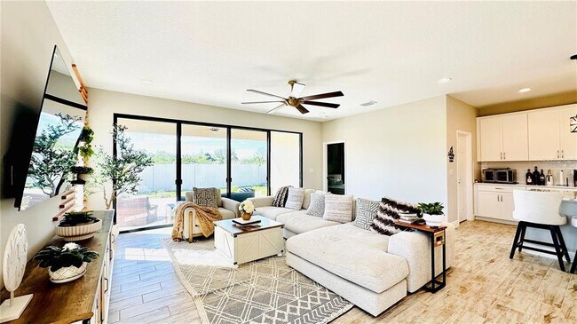 Building Photo - 12661 Oak Hill Way
