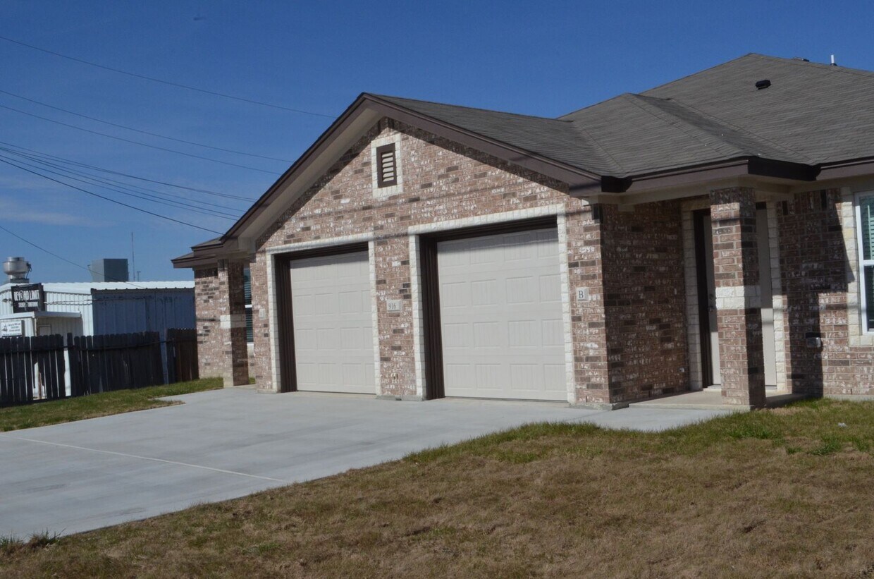 Primary Photo - 916 Industrial Ave