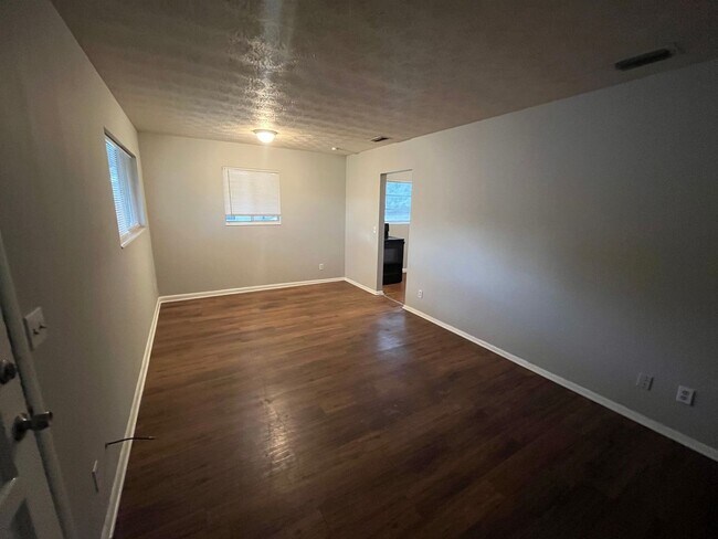 Building Photo - Charming 3/2 in Northside JAX!