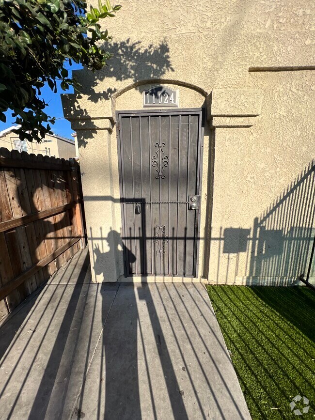 The Crystal Springs Apartments under 400 Los Angeles, CA 1 Rentals