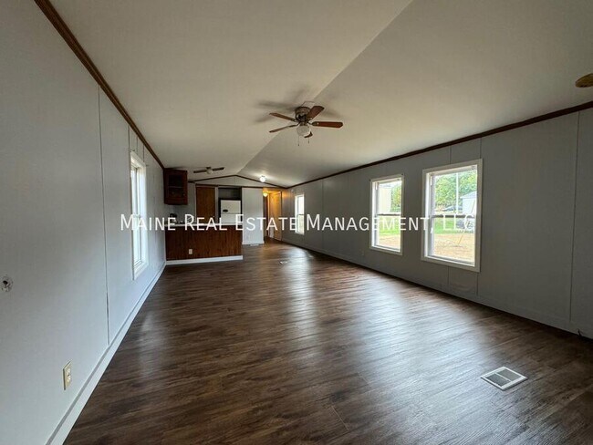 Building Photo - 4 Park Dr