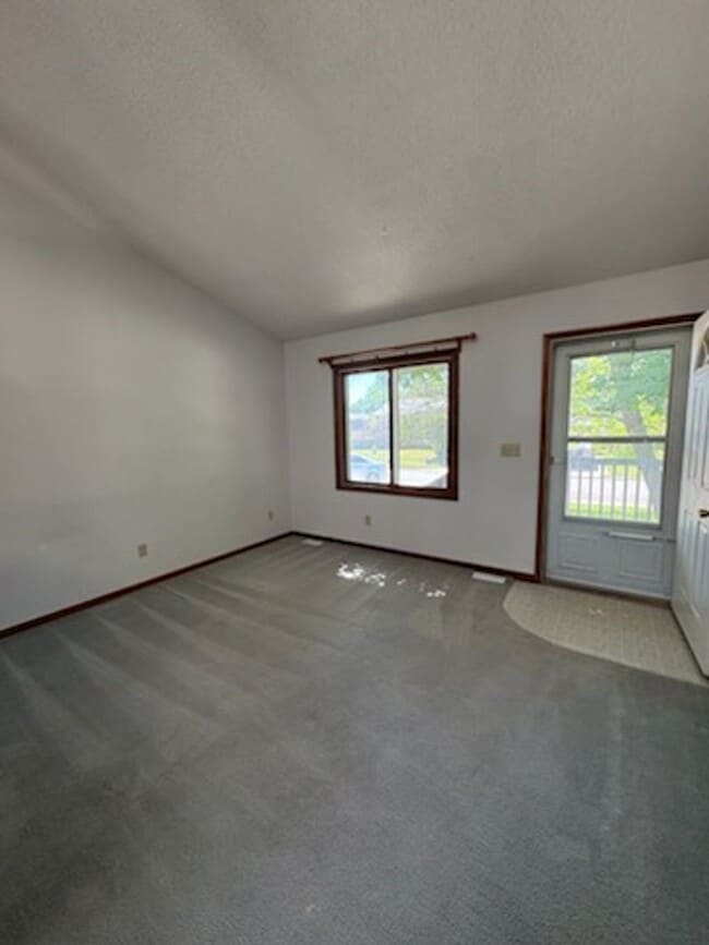 Building Photo - 3 BEDROOM | 2 BATH | DUPLEX | WEST