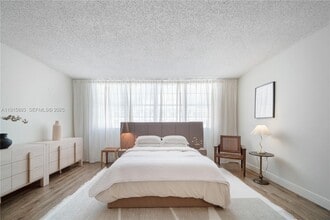 Building Photo - 999 Brickell Bay Dr