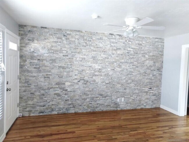 Building Photo - 2 BED 1 BATH Duplex Including 1 Car Garage in KENSINGTON