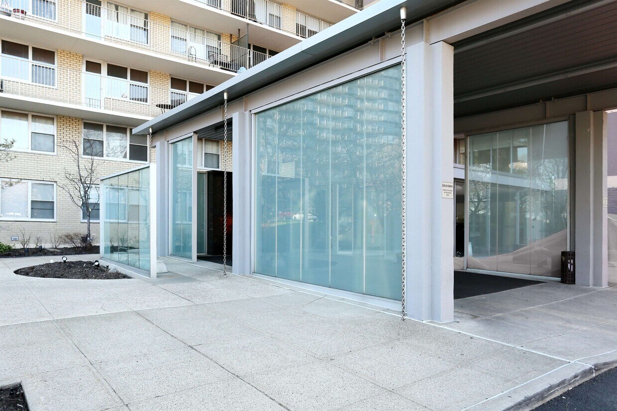 Foto del edificio - 6040 JFK Blvd E