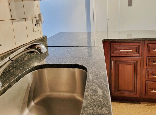Foto del edificio - Heat, hot water and parking included! Cozy...