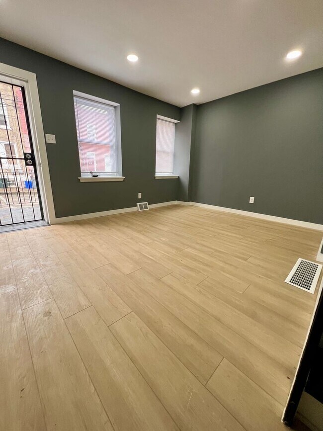 Building Photo - Fully Renovated 4-Bedroom Townhome in East...