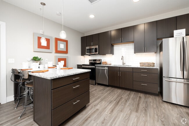 1BR, 1BA - 823SF - Kitchen - FalconView