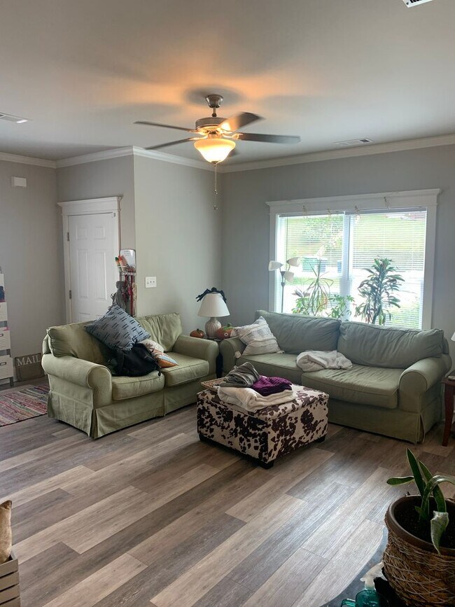 Foto del edificio - Four Bedroom Near Downtown Available for P...
