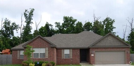 Building Photo - 2901 SW Tanglewood Ave