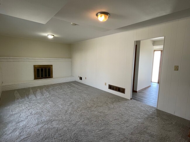 Building Photo - 2032 Northcliff Dr