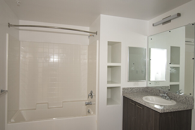 Baño con ducha & bañera - Veterans Park Apartments