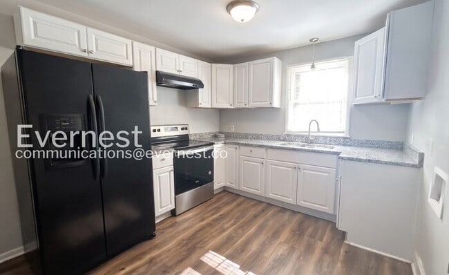 Building Photo - 3-Bed/1-Bath Rental with Fenced Yard/ Available Now!