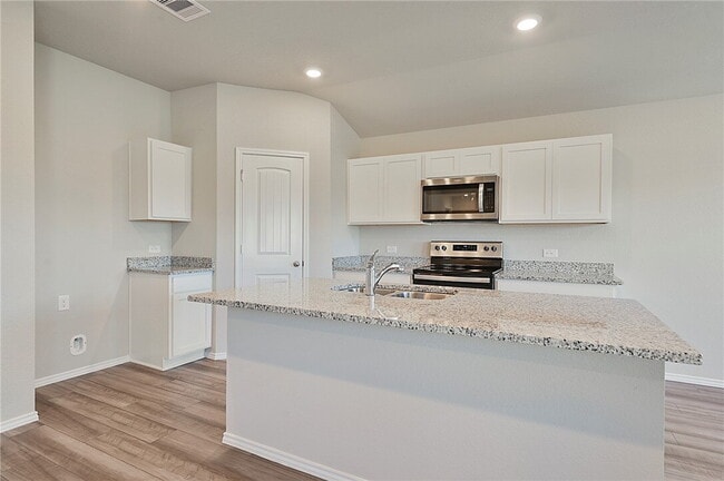 Foto del edificio - Small city charm close to big city commute!